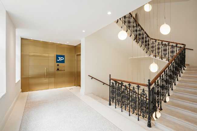 Scalinata interna palazzo storico