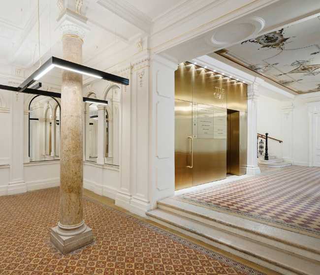 elementi contemporanei in un palazzo storico