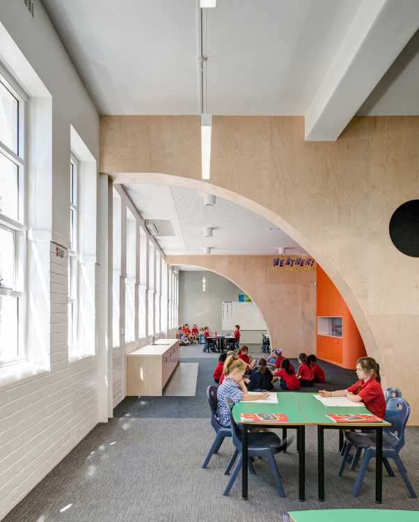 Escuela primaria y formas circulares