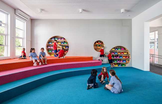 Escuela primaria y piso de color