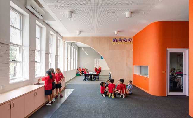 Escuela primaria y formas circulares coloreadas