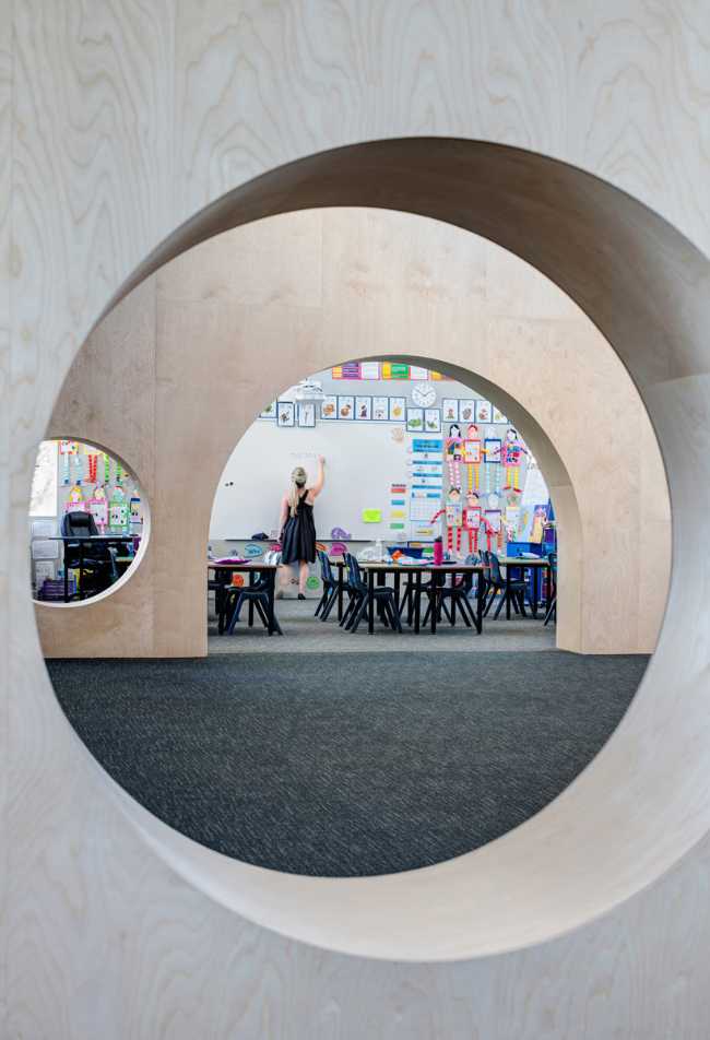 Escuela primaria y formas circulares