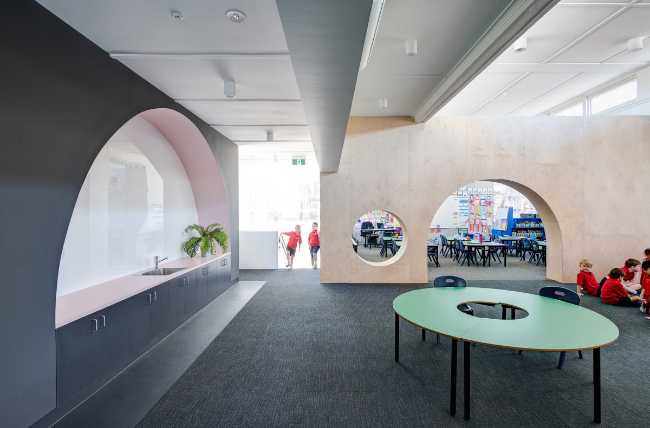 Escuela primaria y formas circulares