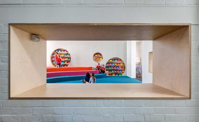 Escuela primaria y divisores perforados