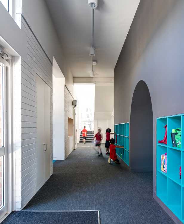 Escuela primaria y formas circulares