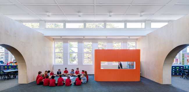 Escuela primaria y formas circulares