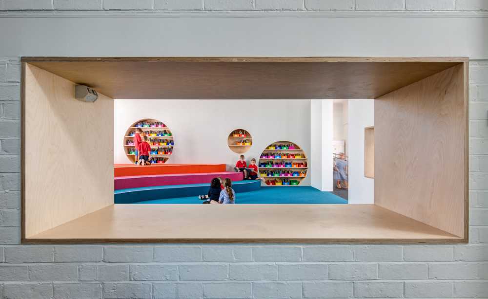 Scuola primaria dall'interior colorato