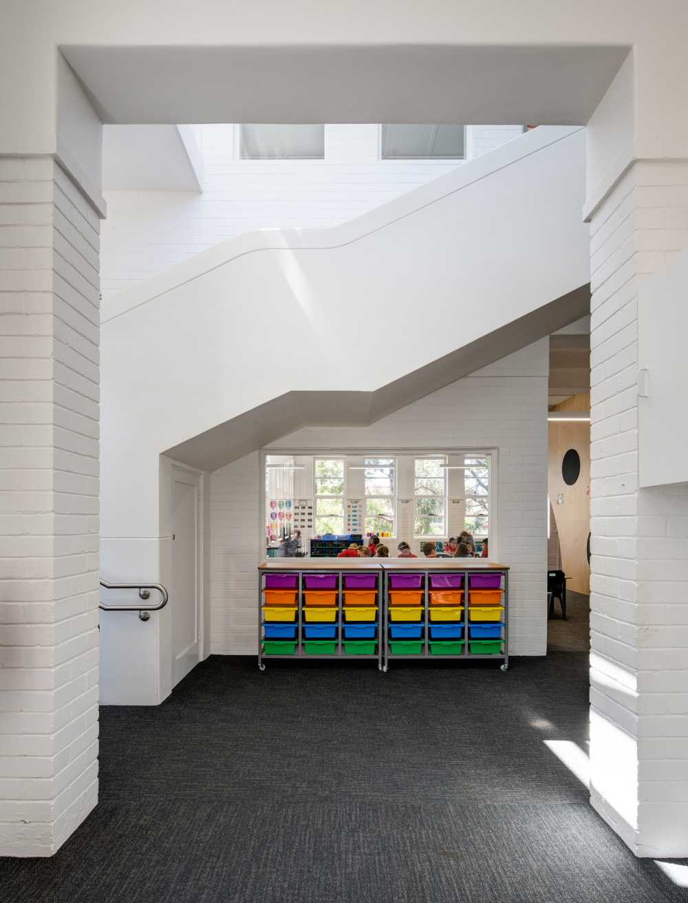 Scuola primaria dall'interior colorato