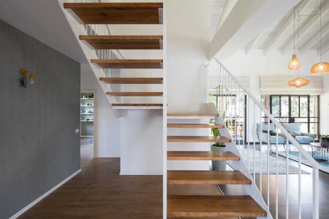 Internal staircase body in wood and metal white