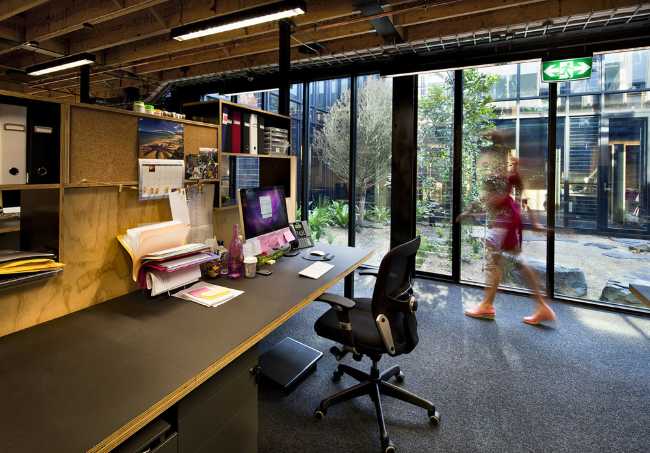 Postazione di lavoro e vetrata sulla corte interna