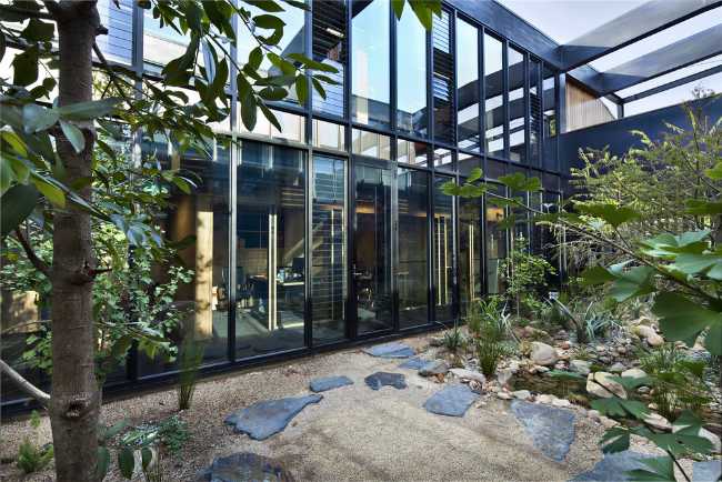 Corte interna e pareti in vetro e infissi neri