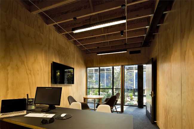 Interno ufficio in caldo legno