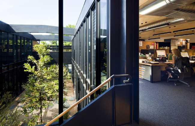 Corte interna e pareti in vetro e infissi neri