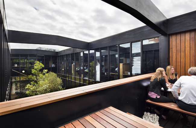 Corte interna in legno e metallo