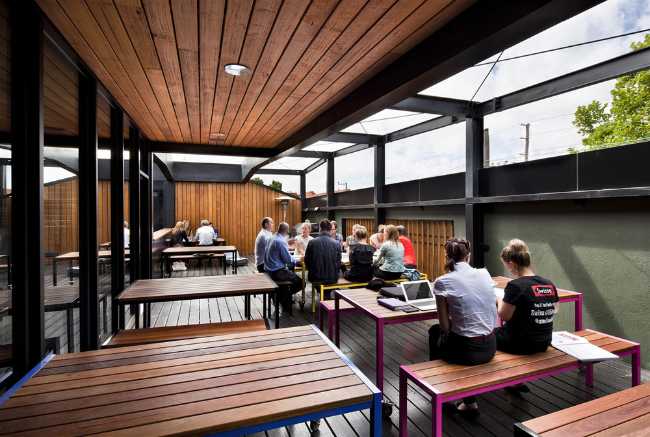 Terrazza e tavoli adibiti al lavoro