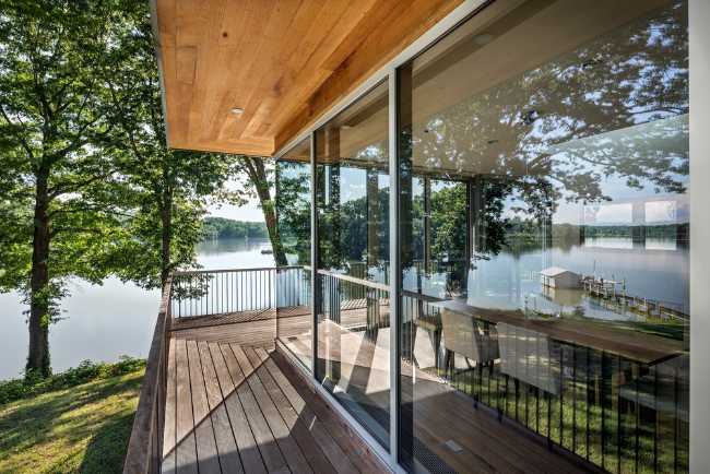 Balcone in legno attorno all'abitazione