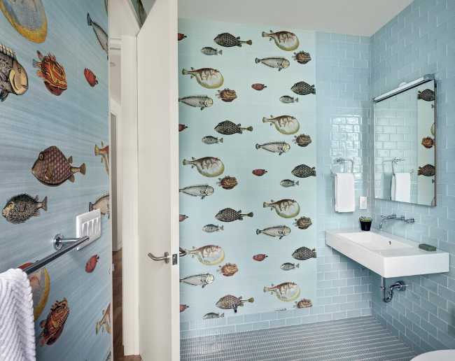 Sala da bagno con pesci disegnati sulle pareti