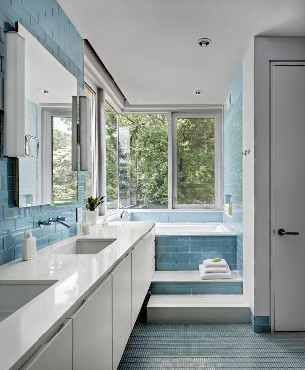 Bagno bianco e azzurro