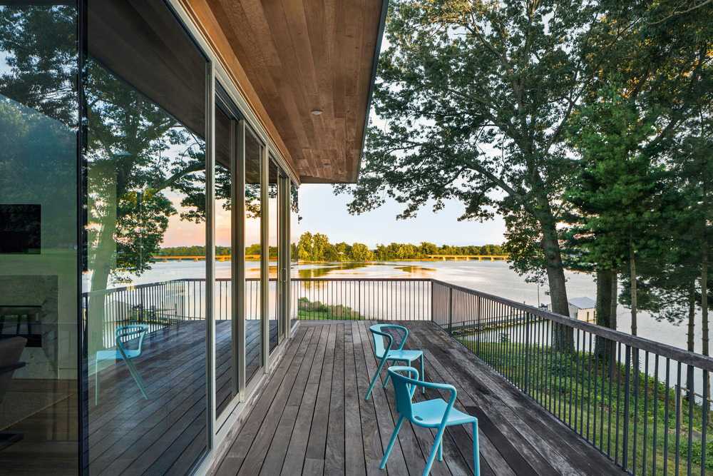 terrazza in legno con vista lago