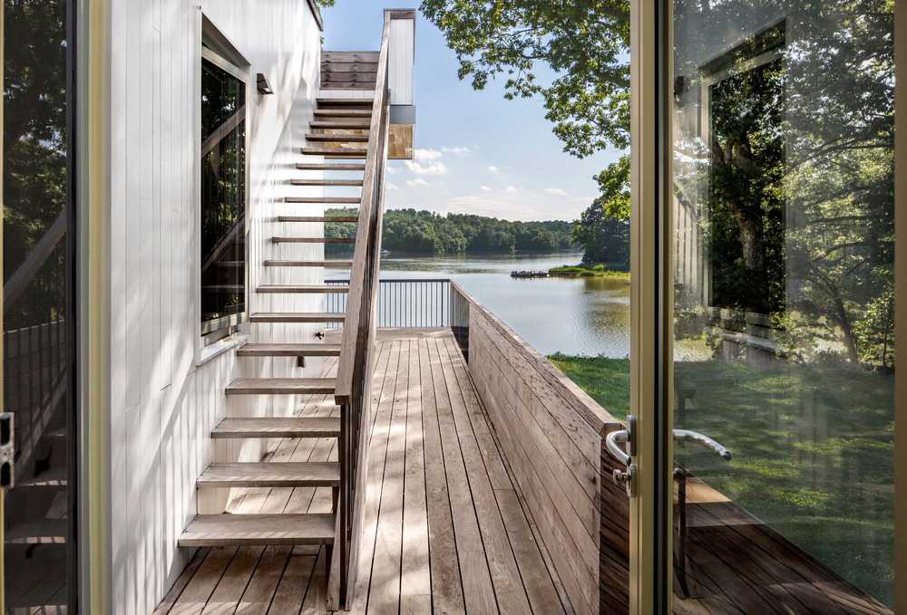 terrazza in legno con vista lago