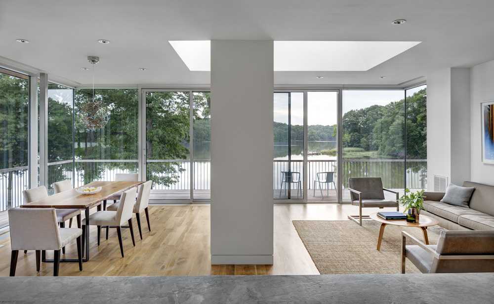 terrazza in legno con vista lago