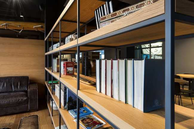 Libreria in legno e metallo nero