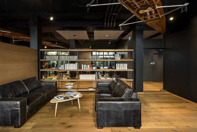 Spazio relax colori nero e legno