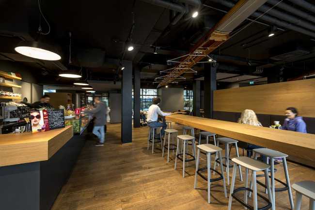 Bar con bancone e sgabelli