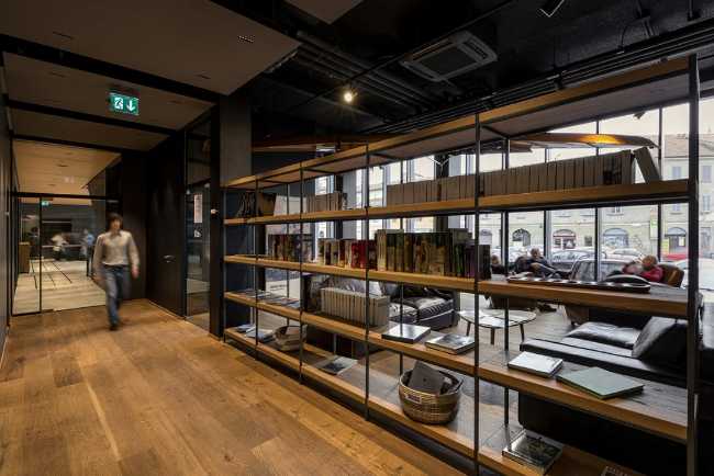 Libreria che filtra gli spazi