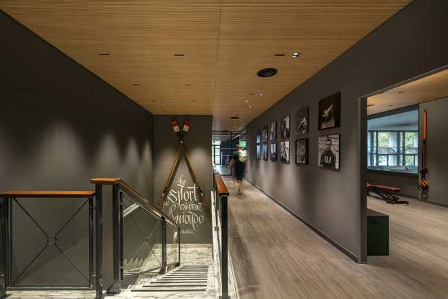 Interno centro sportivo legno scuro e nero