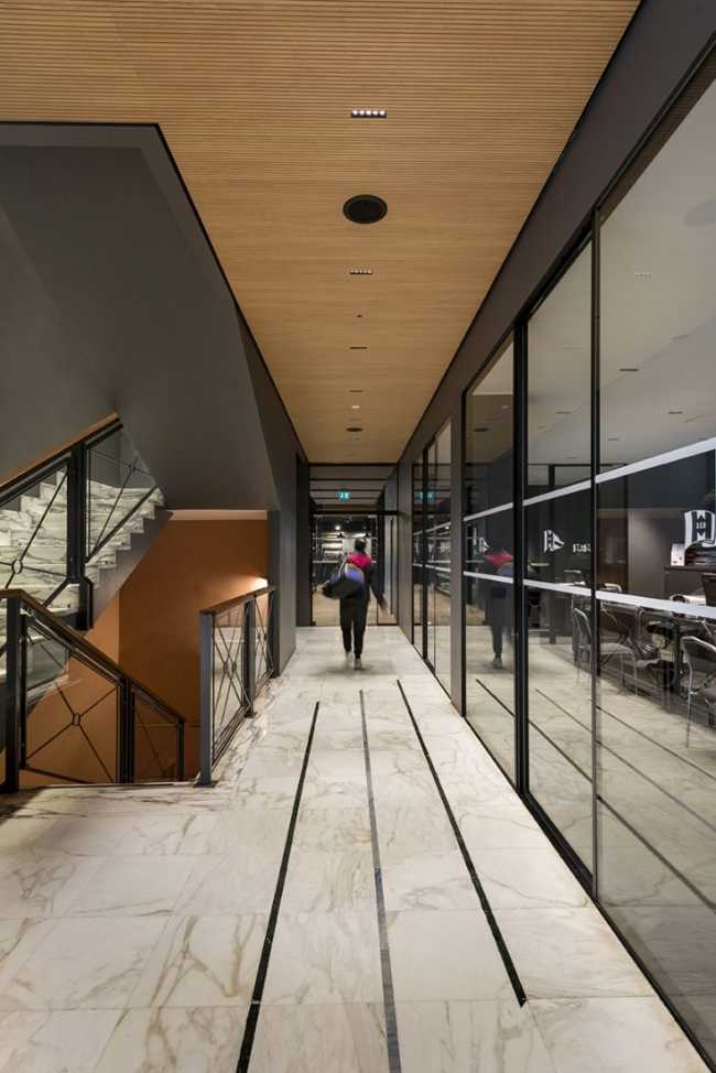 Interno centro sportivo legno scuro e nero