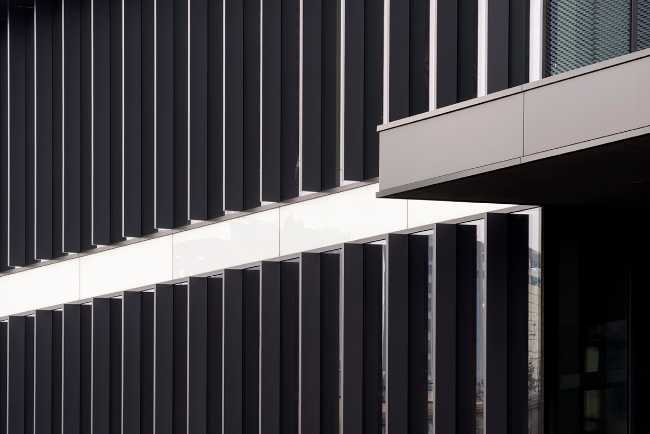 Dettaglio facciata in metallo centro sportivo