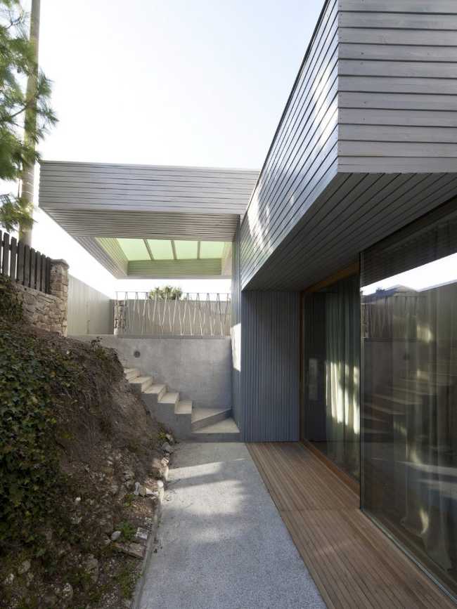 Ampliamento villa storica considerando la pendenza del terreno