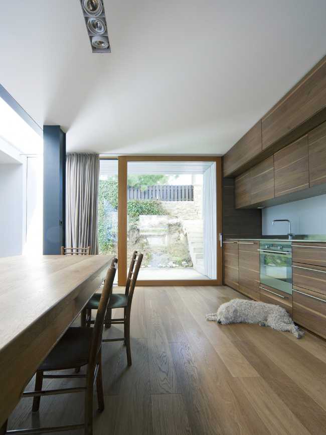 Interno ampliamento in legno cucina in legno e tavolo da pranzo