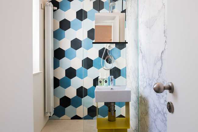 Bathroom with wall tiles colored blue and blue