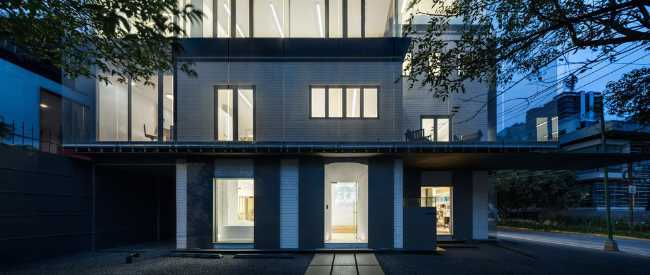 Archetonic seat entrance