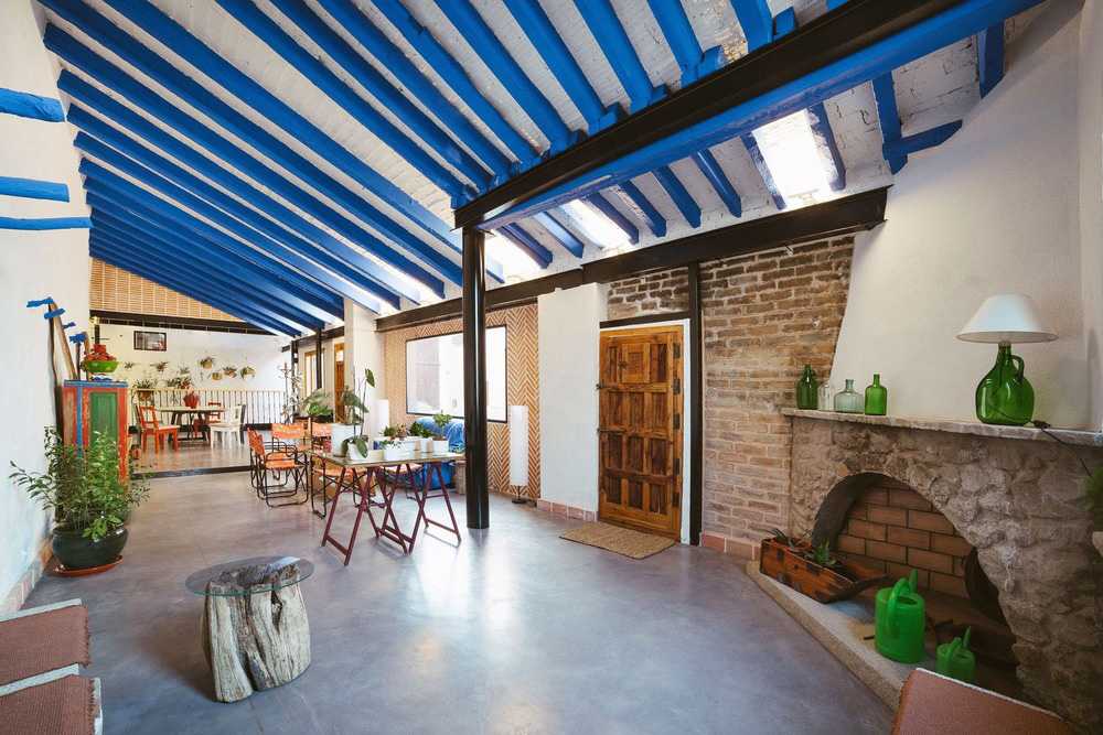 Interior de la vivienda de techo blanco y azul