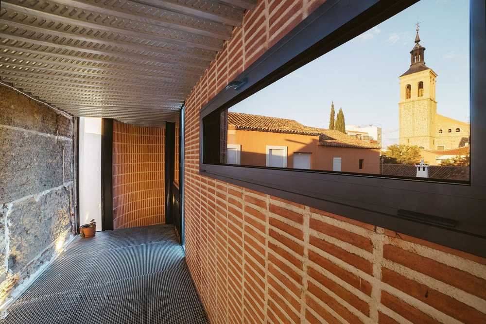 Space with barrel vault and stone wall