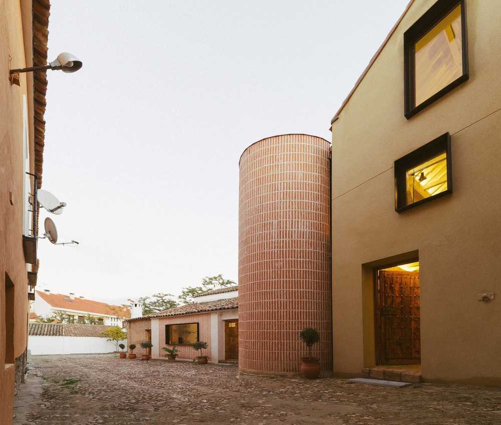 Space with barrel vault and stone wall