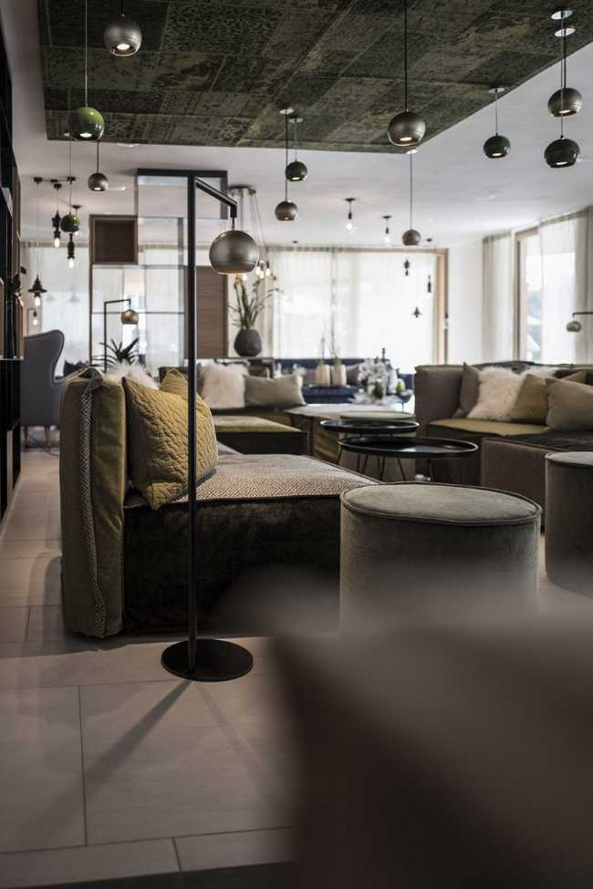 Relaxation area with hanging ceiling lamps