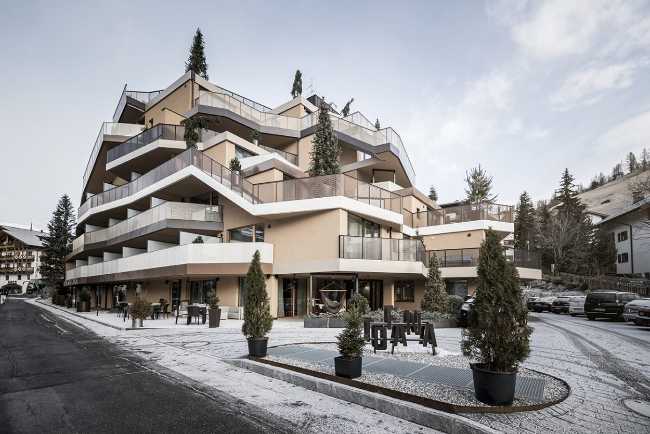 hotel with superimposed terraces