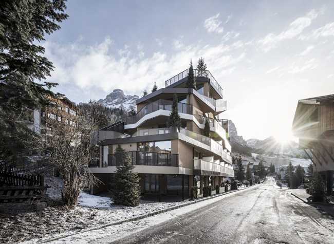 hotel with superimposed terraces