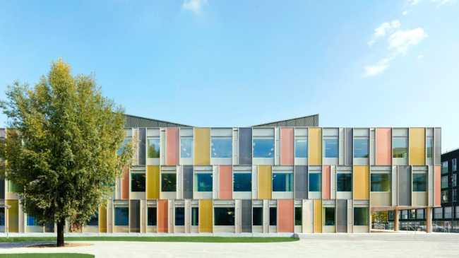 Façade with continuous colored glass