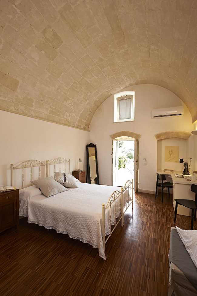 Bedroom with barrel vault