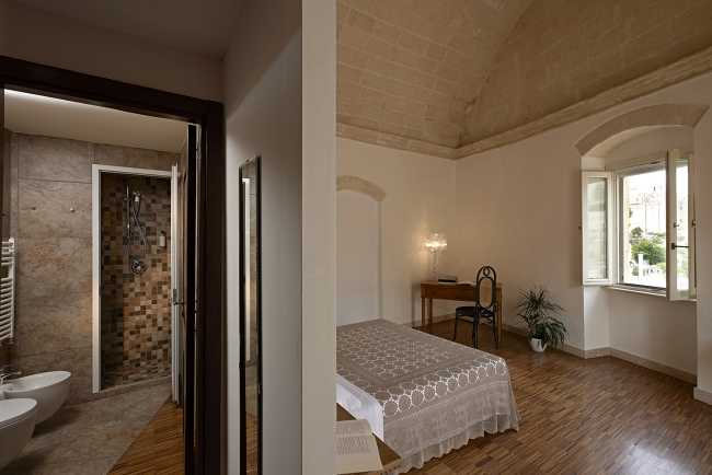 Bedroom with barrel vault