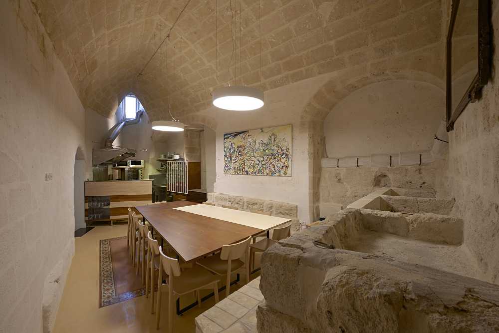 Interno albergo con sassi all'interno