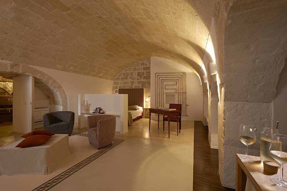 Interno albergo con sassi all'interno