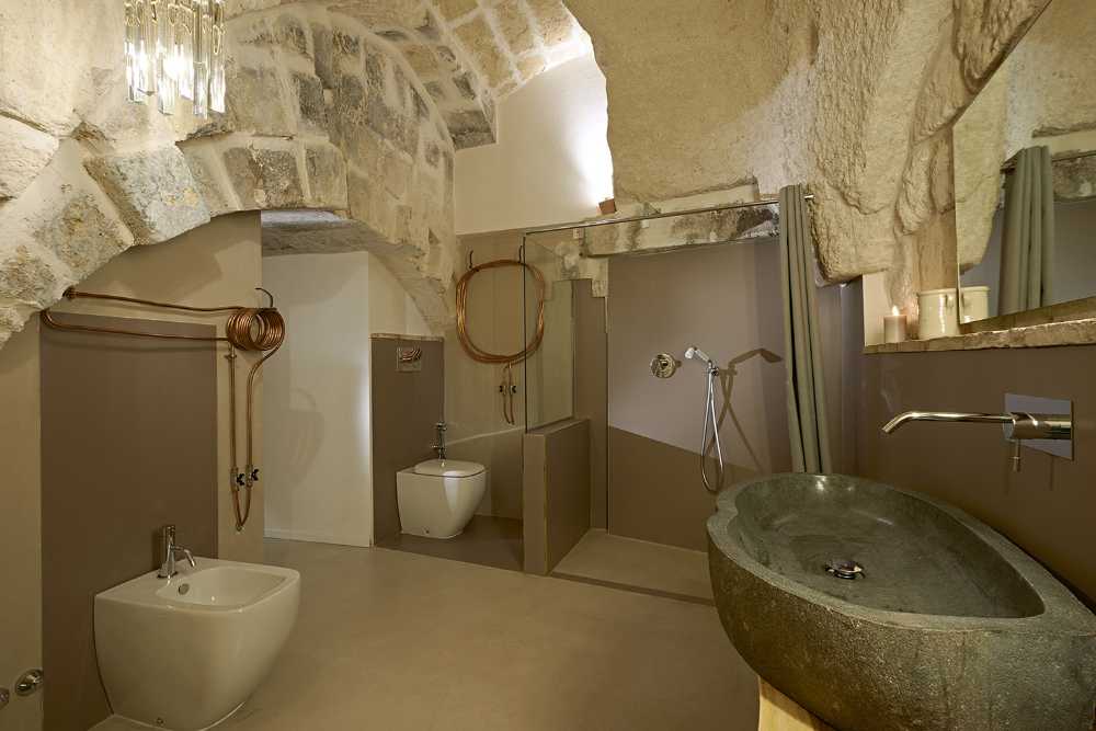 Interno albergo con sassi all'interno