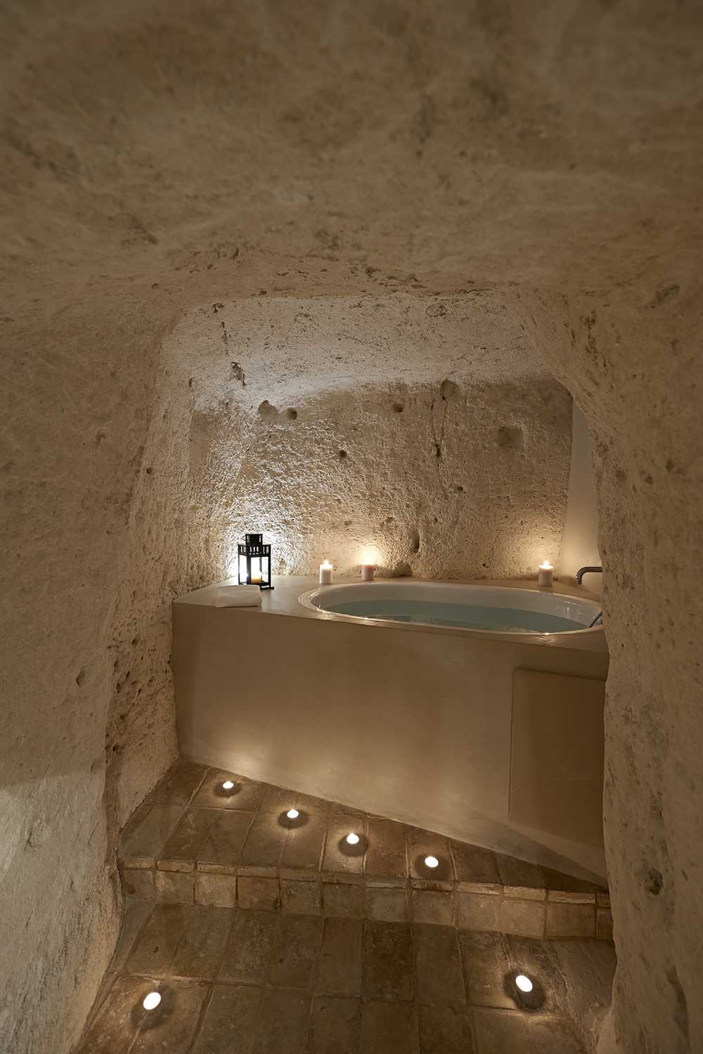Interno albergo con sassi all'interno
