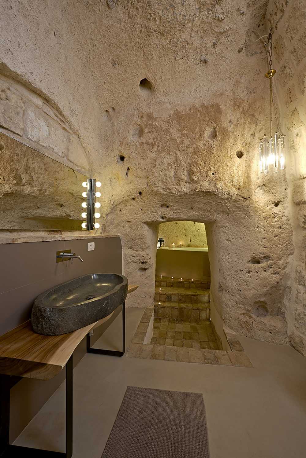 Interno albergo con sassi all'interno